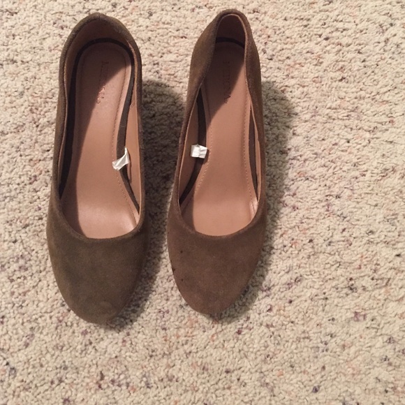 Closed toe wedged heels