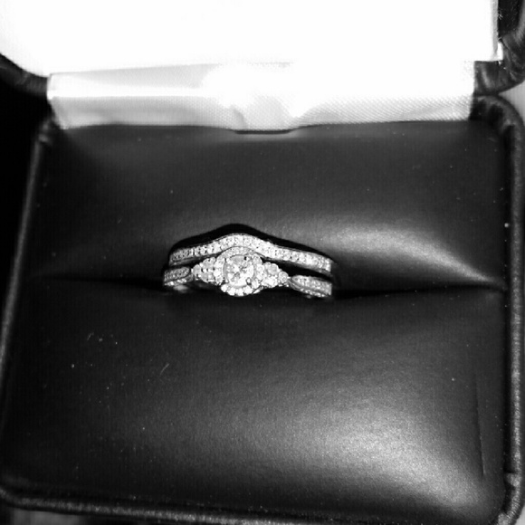 Gorgeous silver and real diamond ring size 7