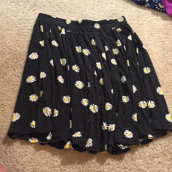 Brandy Melville daisy print skirt