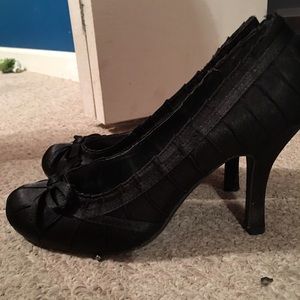 Cute black high heels-- great condition