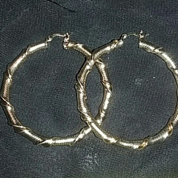 GOLD EARRINGS OVERLAY