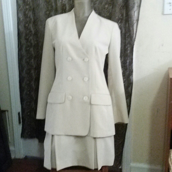 Liz Claiborne cream skirt suit  kiss pleated skirt