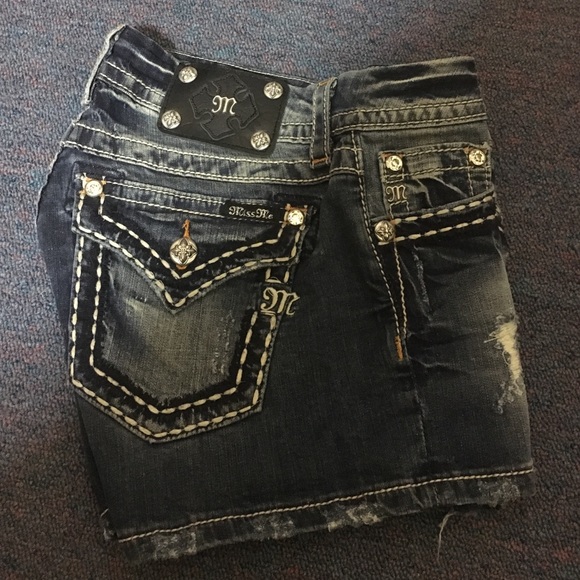 Miss Me Signature Shorts! Size 28 - Picture 3 of 3