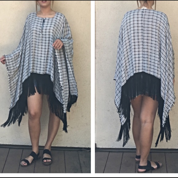 Fringed poncho - Picture 2 of 3