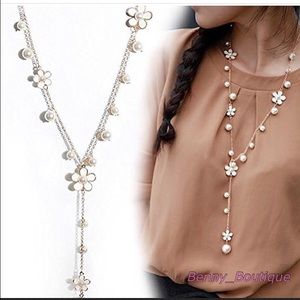 💕PRICE FIRM💕knotted Flower & Perls Necklace .