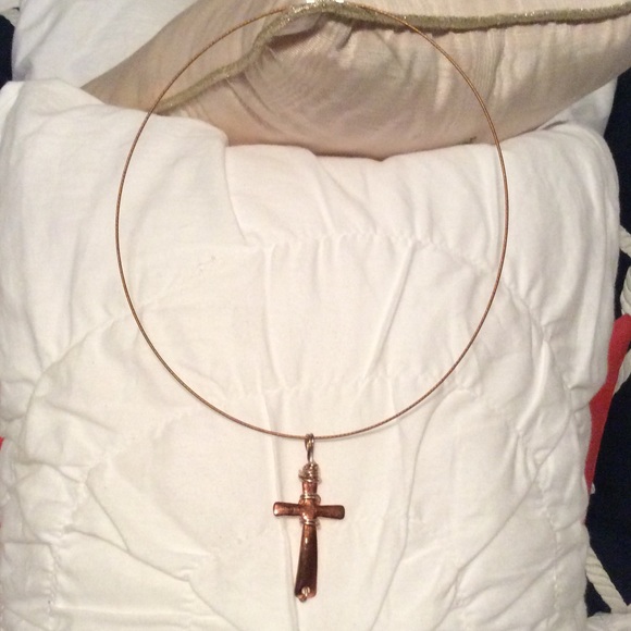 O'Brien wire necklace with cross