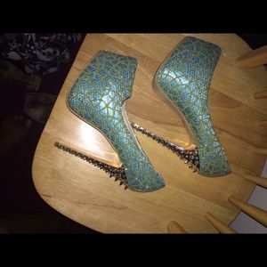 Turquoise and gold with spike on heal