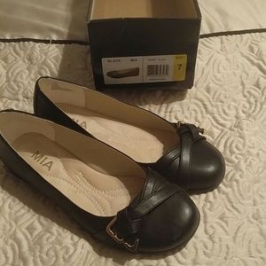 MIA black flats