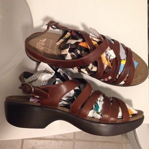 ⬇️ Dansko leather brown strap sandals