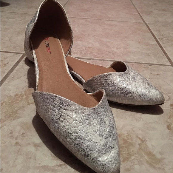 Size 10 JustFab Metallic Pointed Flats