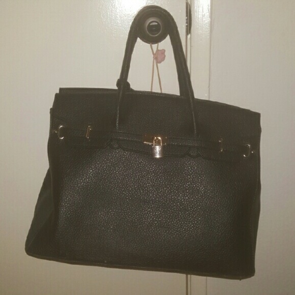 Forever 21
Leather Black Tote Bag
Measurements: 14