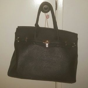 Forever 21
Leather Black Tote Bag
Measurements: 14