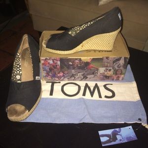 Toms black canvas Women's Wedge -size 8