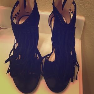 Chase and Chloe black suede w fringe