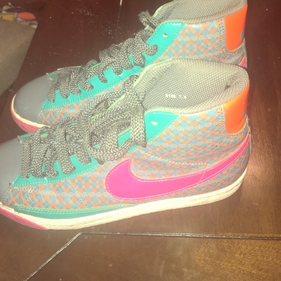 NIKE BLAZERS