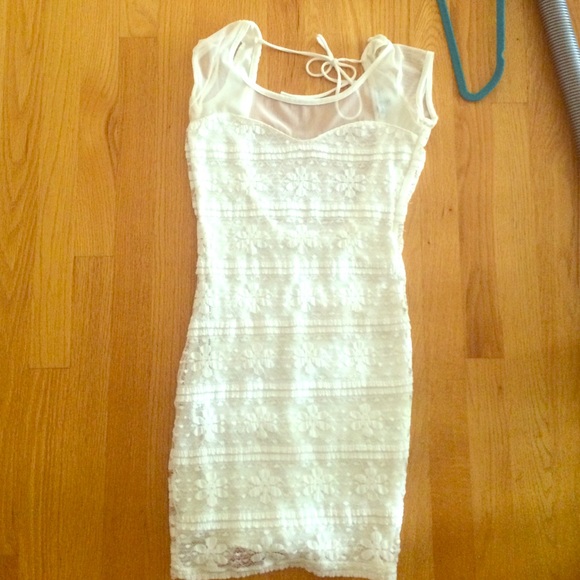 White lacy open back dress ✨✨