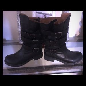 Moto boots worn only twice size 6.5