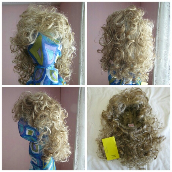 NWT Carmen by CHLOE Curly Strawberry Blond Wig