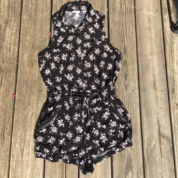 A beautiful flower print romper - Picture 2 of 4