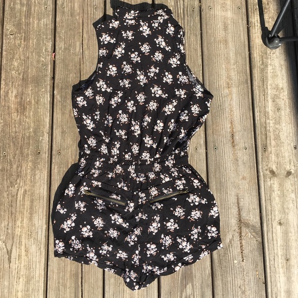 A beautiful flower print romper - Picture 3 of 4