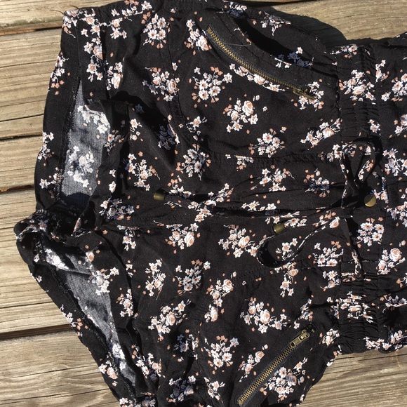 A beautiful flower print romper - Picture 4 of 4