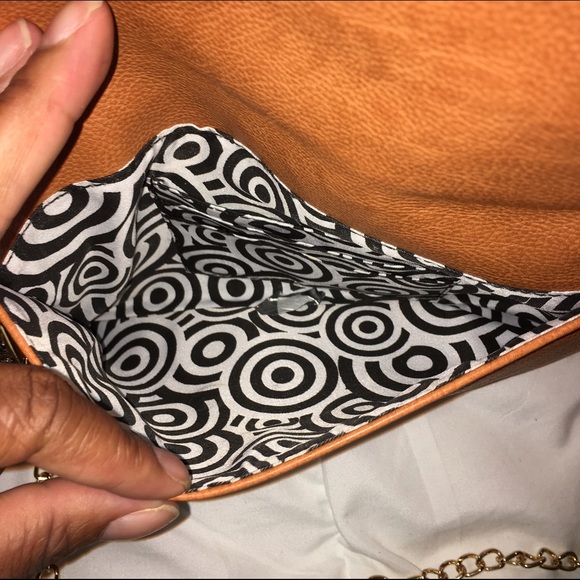 Tan Clutch with chain strap - Picture 4 of 5