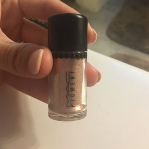 Mac Whisper Pink pigment eyeshadow