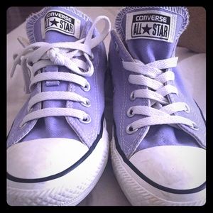 Women's size 7 converse. Rarely worn.