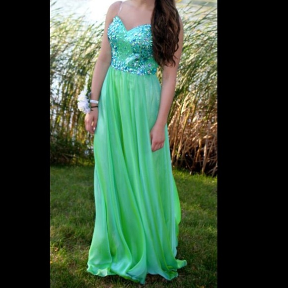 Beautiful green prom/homecoming gown size:4