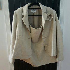 Le Suit cream and white suit size 18