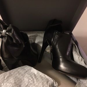 Vera wang ankle booties w/bow