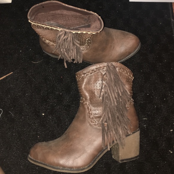 Short cowboy boots.