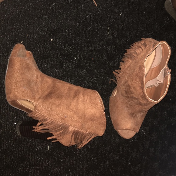 Ankle boots with fringe