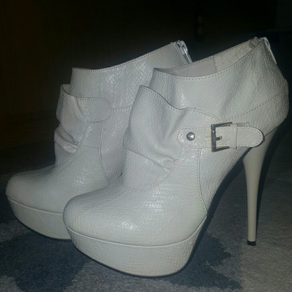 Rue 21 cream-color heels - Picture 1 of 2