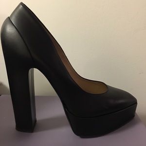 Vera wang RTW black pump