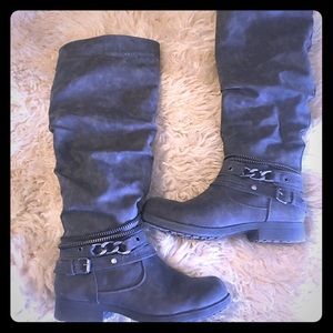 Grey tall boots ! 🌺