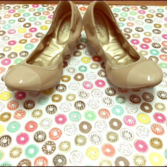 Size 8.5 Dexflex Comfort Flats