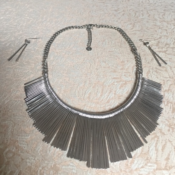 Silver necklace and earrings set! 💖✨
