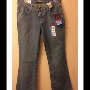 Levis Signature Size 8 Short NWT Low Rise Bootcut