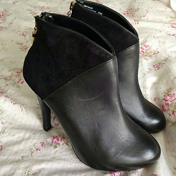 🌟SALE🌟Me Too Black Zipper booties