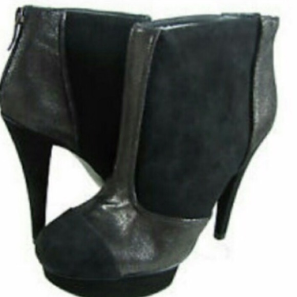 BCBG ankle boot ..Llast markdown - Picture 2 of 4