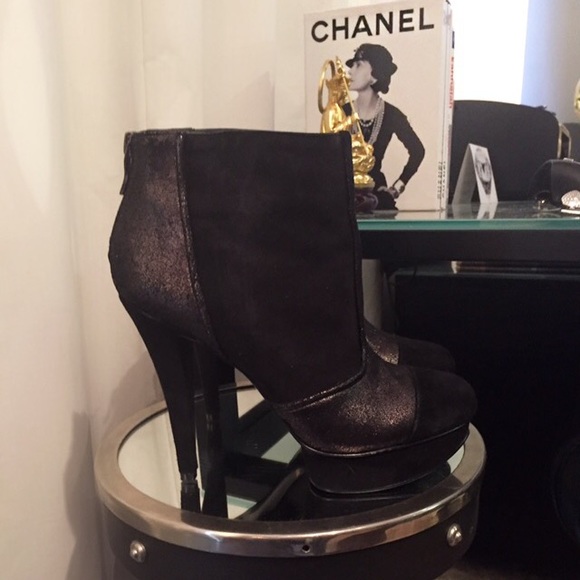 BCBG ankle boot ..Llast markdown - Picture 3 of 4