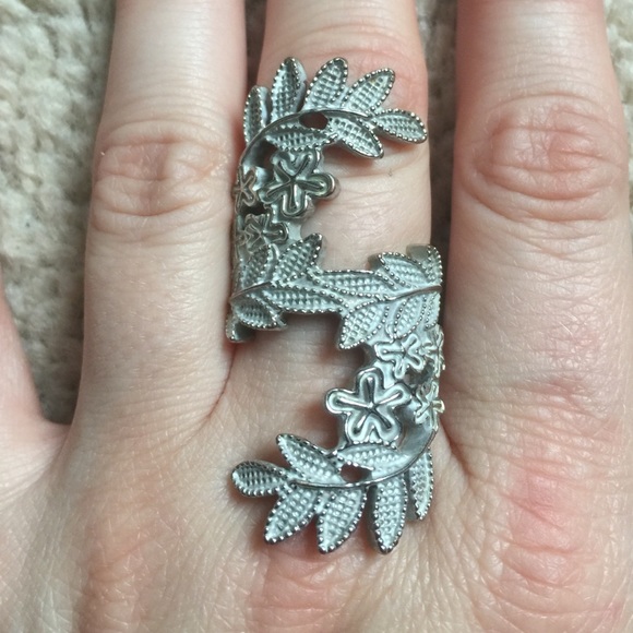 Jewelry - Cute silver leaf ring