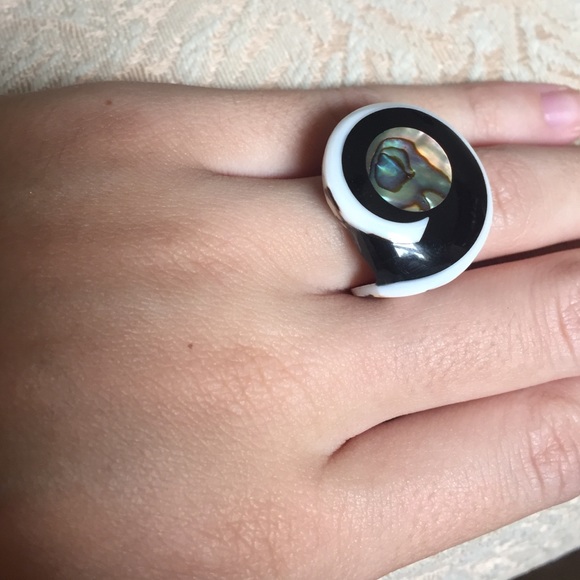 Cute shell ring💍💕 - Picture 2 of 3