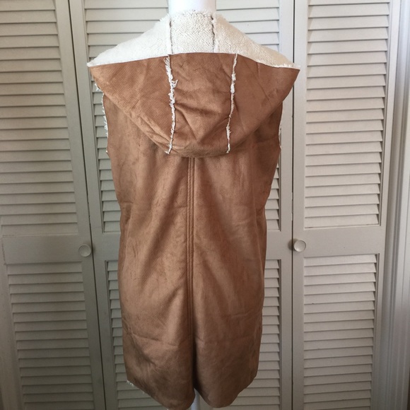 ๐Faux Suede Vest ๐ - Picture 2 of 3