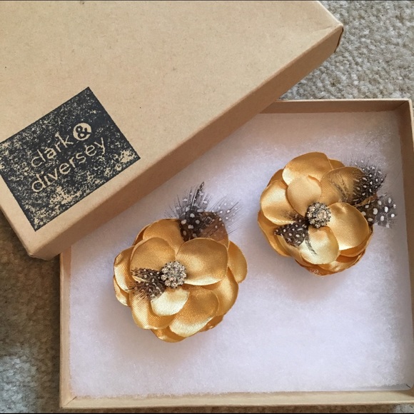Clark & Diversey Feather and Flower Shoe Clips