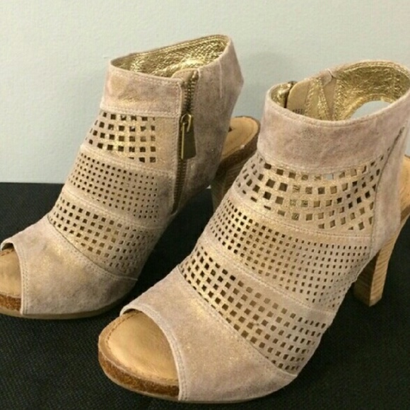 Adam Tucker peep toe heels. Size 8