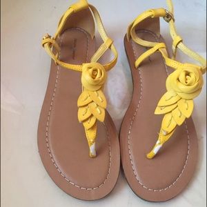 🌼🌼 Yellow Flower Sandals 🌼🌼