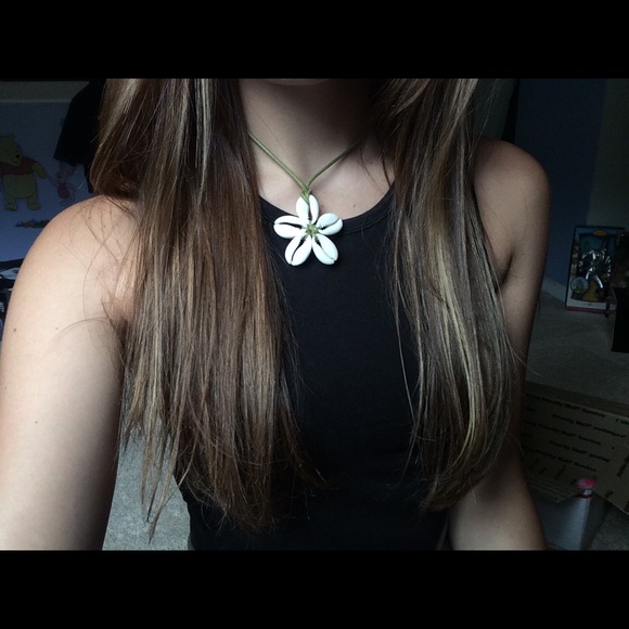 Jewelry - Green seashell choker necklace
