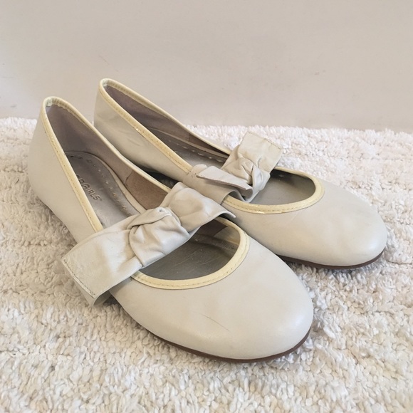 BCBGirls white ballet flats - Picture 1 of 3